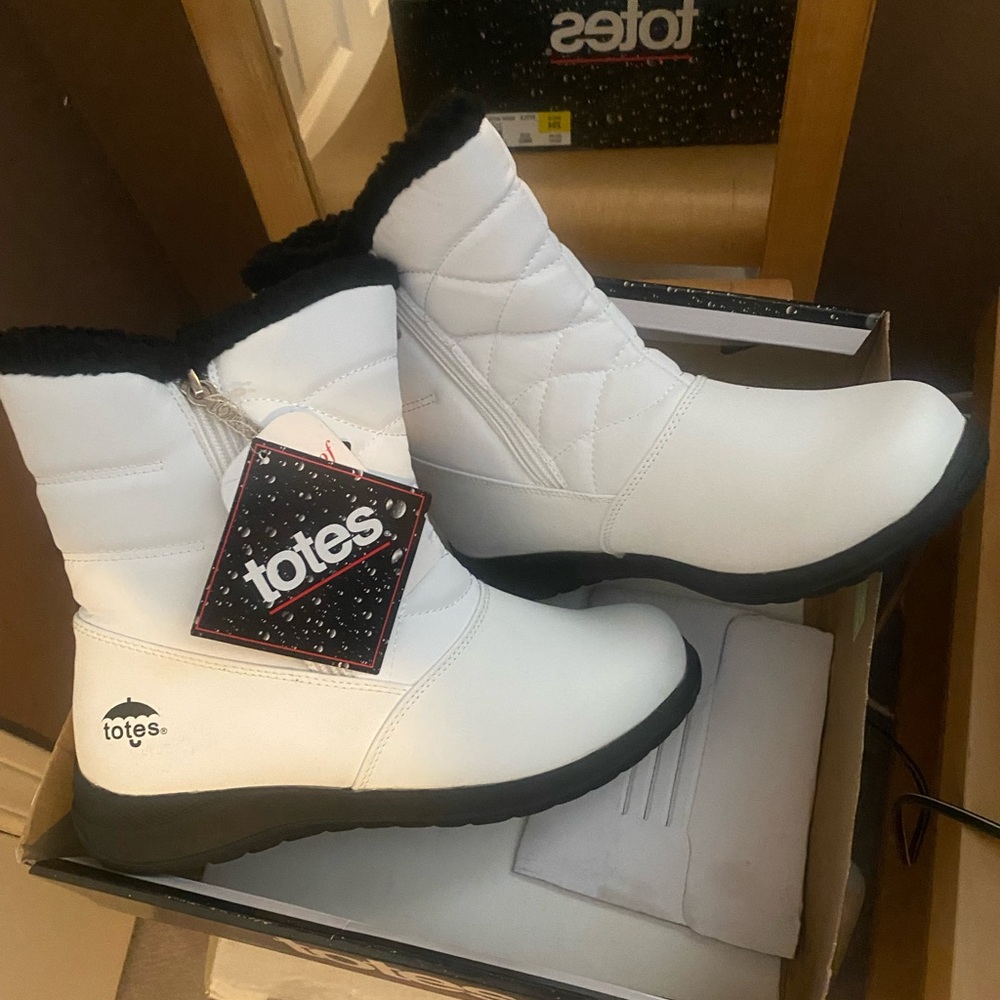 Totes Women's Black and White Winter Boots